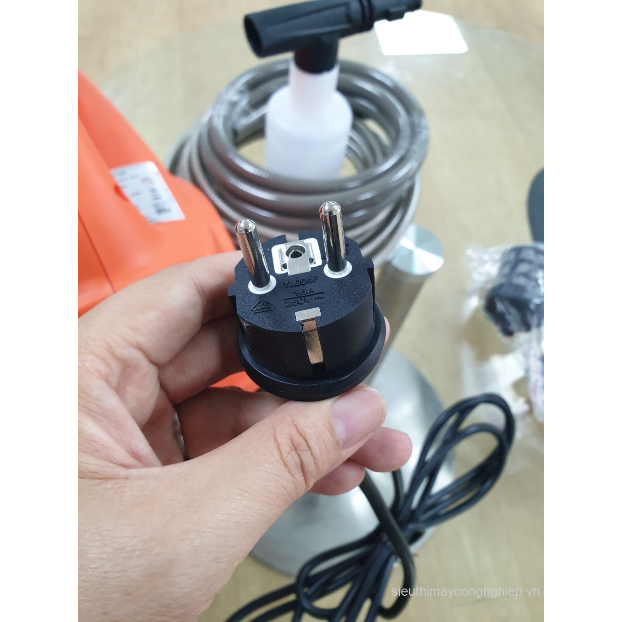 Máy phun xịt rửa xe gia đình Lutian LT210G - 1.6 kw