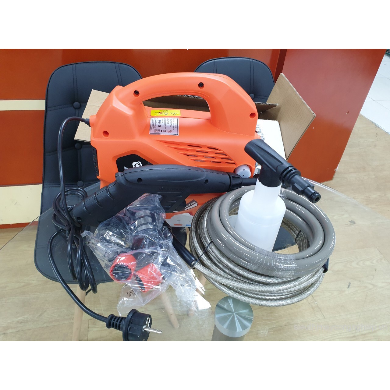 Máy phun xịt rửa xe gia đình Lutian LT210G - 1.6 kw