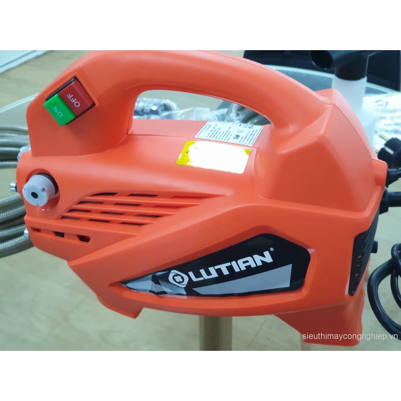 Máy phun xịt rửa xe gia đình Lutian LT210G - 1.6 kw